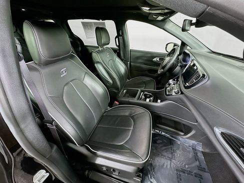 Used 2025 Chrysler Pacifica Limited image 40