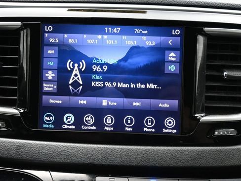 Used 2020 Chrysler Pacifica Touring w/ S Appearance Package FWD image 22