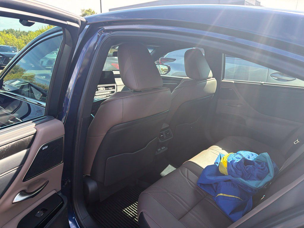 Used 2025 Lexus ES 300h Ultra Luxury FWD image 38