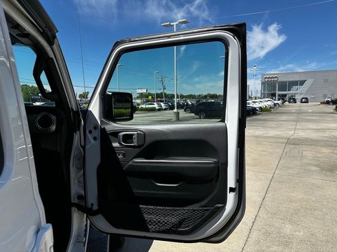 Used 2019 Jeep Wrangler Unlimited Sahara AWD/4WD image 28