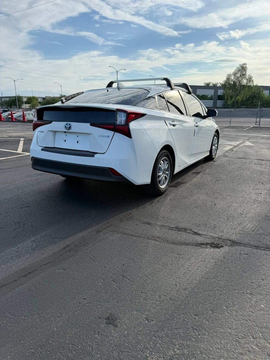 Used 2021 Toyota Prius LE FWD image 3
