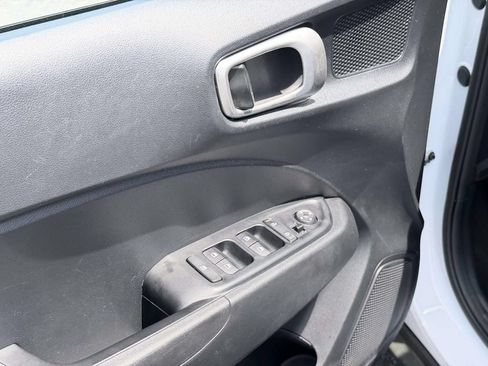Used 2025 Hyundai Venue SEL FWD image 18