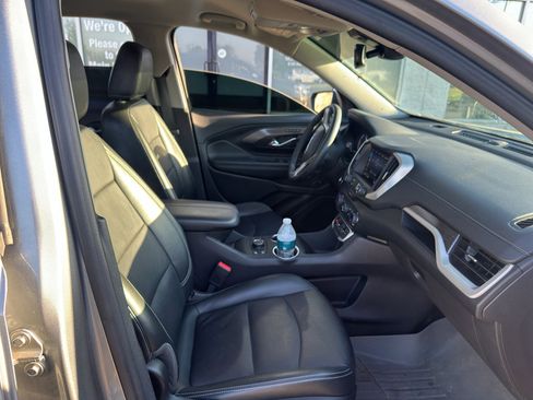 Used 2024 GMC Terrain SLT image 12