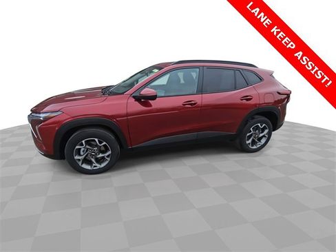 Used 2025 Chevrolet Trax LT w/ LT Convenience Package image 4