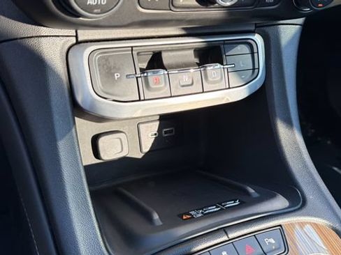 Used 2023 GMC Acadia SLE w/ Driver Convenience Package FWD image 29