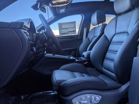 Certified 2026 Porsche Macan AWD/4WD image 5