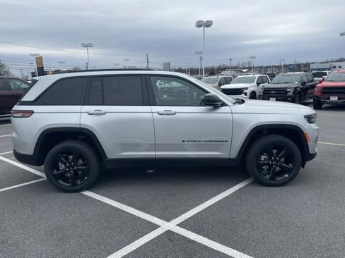New 2025 Jeep Grand Cherokee Limited image 9