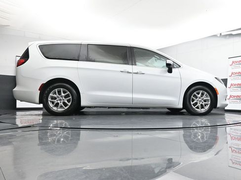 Used 2022 Chrysler Voyager LX image 38