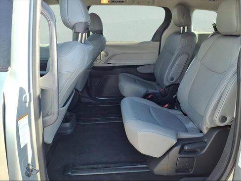 Used 2023 Toyota Sienna XLE image 19