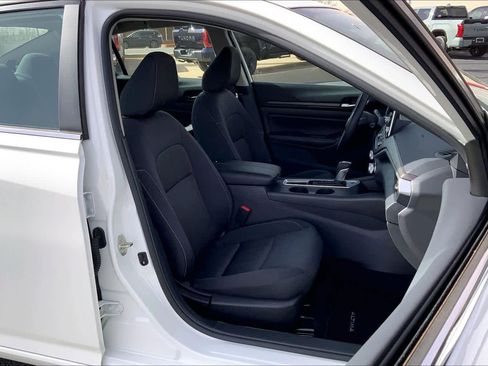 Used 2025 Nissan Altima 2.5 SV image 9