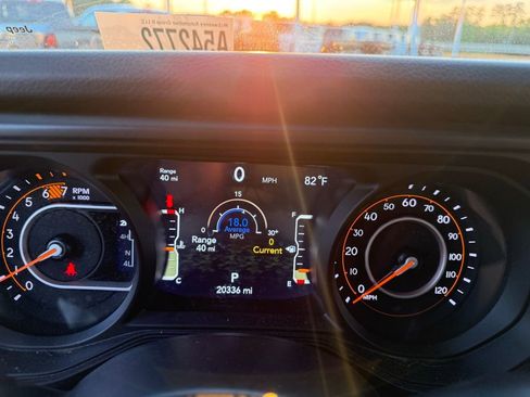 Used 2025 Jeep Wrangler Willys AWD/4WD image 12