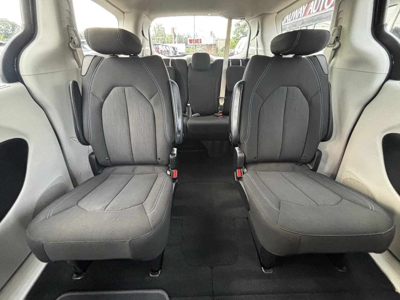 Used 2021 Chrysler Pacifica Touring FWD image 23