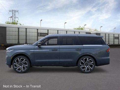 New 2026 Lincoln Navigator Reserve image 4
