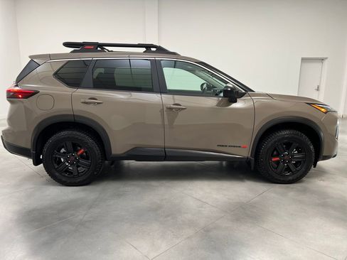 Used 2025 Nissan Rogue SV image 8