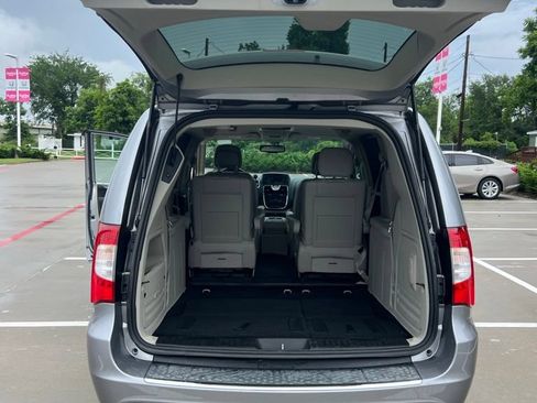 Used 2014 Chrysler Town & Country Touring-L w/ Driver Convenience Group FWD image 22