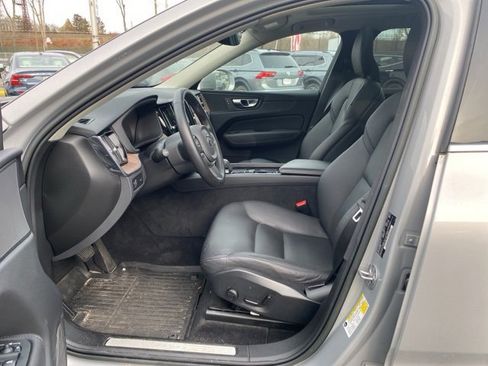 Used 2022 Volvo XC60 B5 Momentum w/ Climate Package image 12