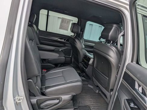 Used 2024 Jeep Wagoneer Series III w/ Flexible Seating Group image 19