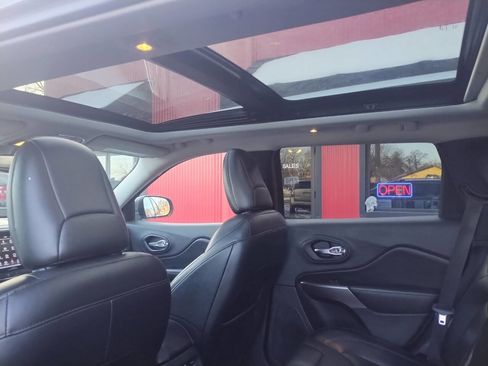 Used 2019 Jeep Cherokee Limited image 14