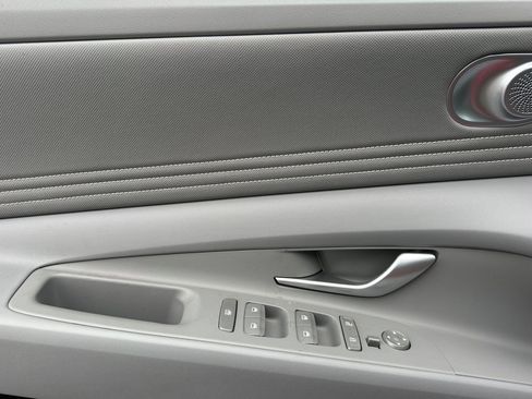 Used 2025 Hyundai Elantra SEL image 10