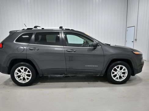 Used 2015 Jeep Cherokee Latitude w/ Cold Weather Group AWD/4WD image 32