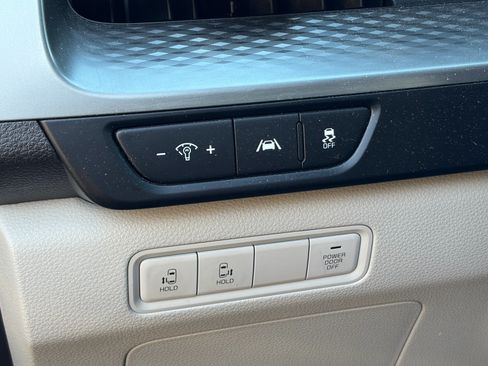 Used 2024 Kia Carnival LX FWD image 10