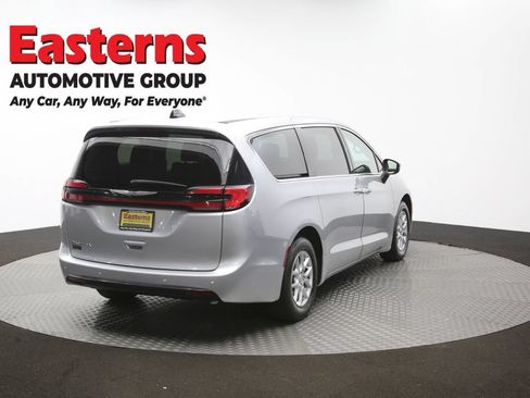 Used 2023 Chrysler Pacifica Touring-L FWD image 42
