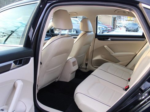 Used 2017 Volkswagen Passat 1.8T R-Line image 25