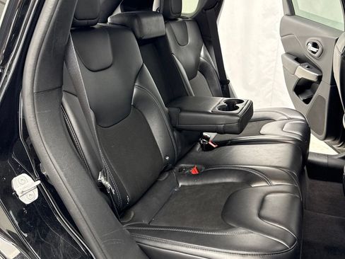 Used 2019 Jeep Cherokee Latitude Plus w/ Comfort/Convenience Group AWD/4WD image 27