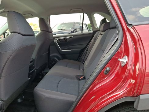 Used 2019 Toyota RAV4 LE AWD/4WD image 10
