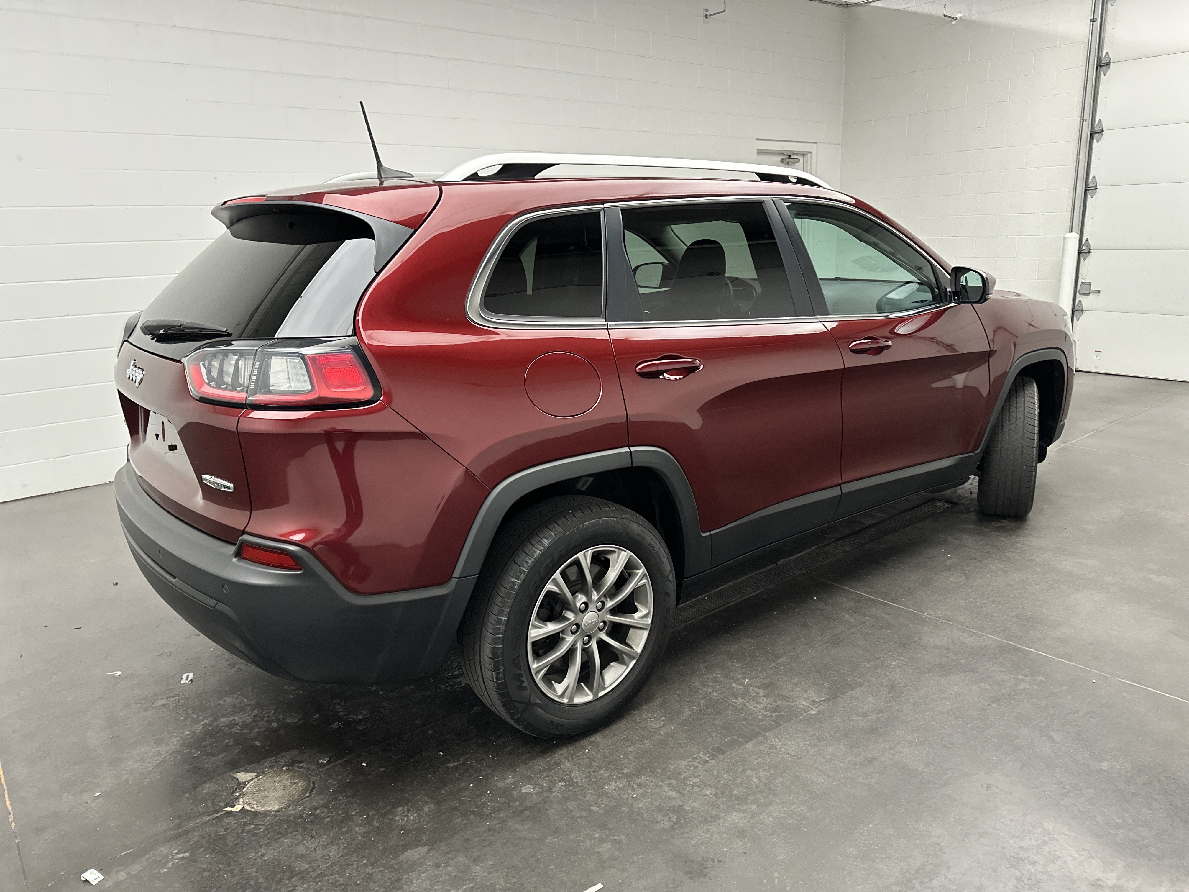 Used 2019 Jeep Cherokee Latitude Plus w/ Cold Weather Group AWD/4WD image 9