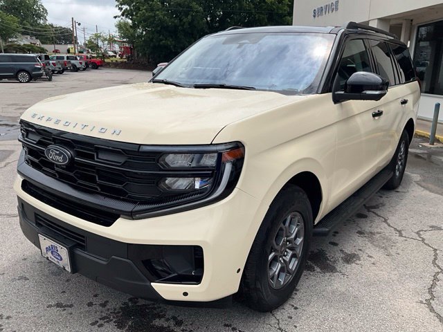 Used 2025 Ford Expedition Active AWD/4WD image 3