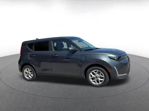 Used 2025 Kia Soul LX w/ LX Technology Package FWD image 2