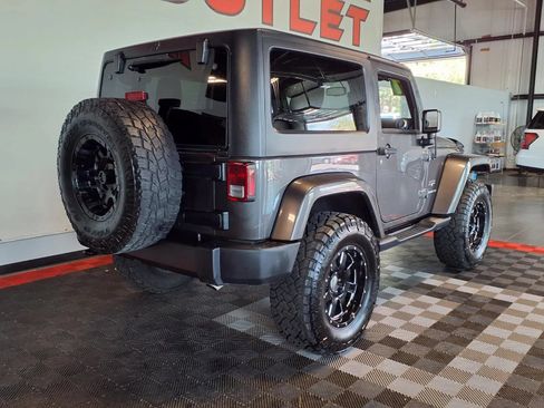 Used 2017 Jeep Wrangler Sahara w/ Connectivity Group AWD/4WD image 8