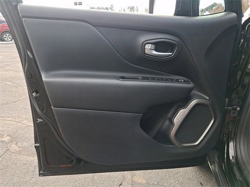 Used 2023 Jeep Renegade Latitude image 12