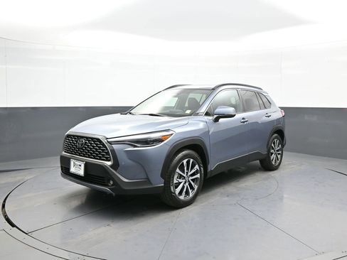 Certified 2023 Toyota Corolla Cross XLE image 1