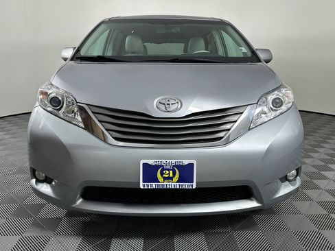 Used 2013 Toyota Sienna XLE w/ Premium Pkg AWD/4WD image 3