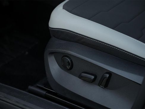 New 2025 Volkswagen Taos SE image 25