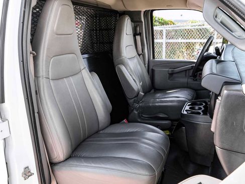 Used 2017 GMC Savana 3500 LS image 28