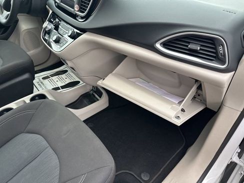 Used 2023 Chrysler Voyager LX image 15