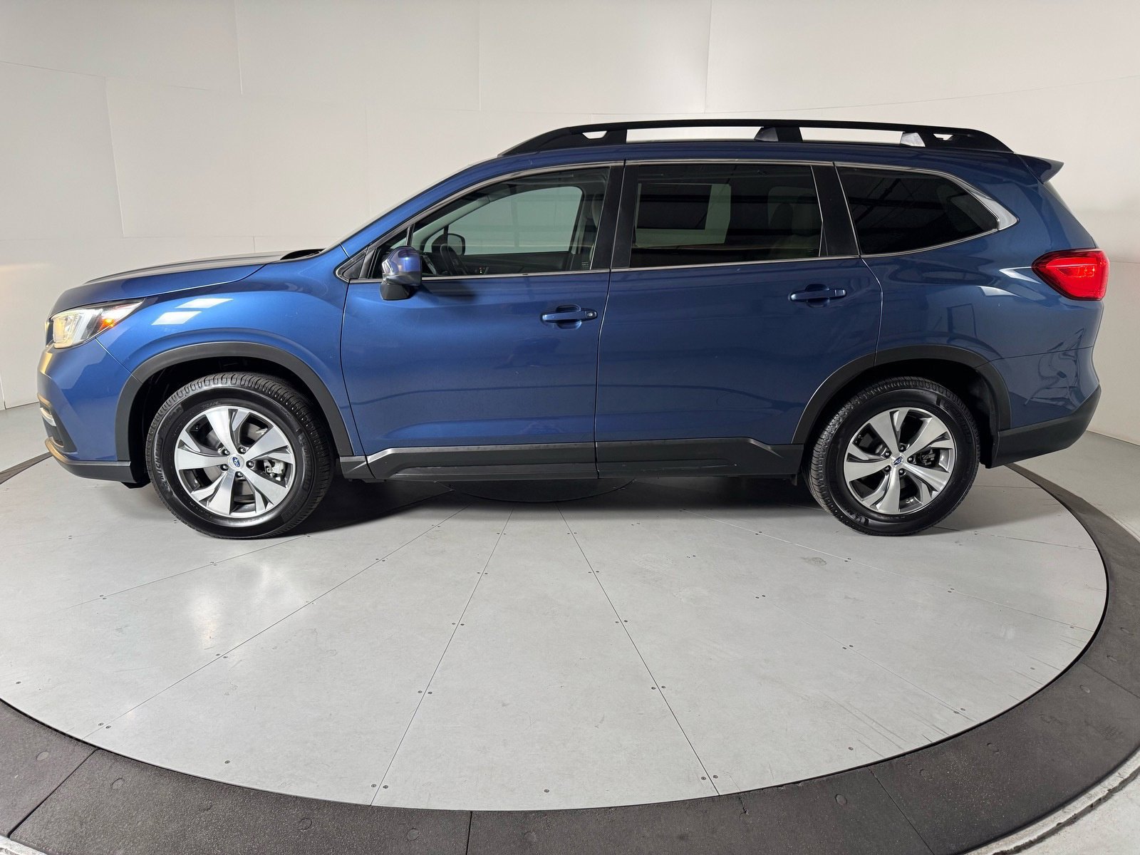 Used 2019 Subaru Ascent Premium AWD/4WD image 2