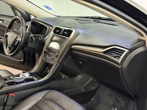 Used 2017 Ford Fusion SE w/ Fusion SE Technology Package image 16