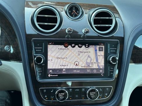 Used 2019 Bentley Bentayga AWD/4WD image 46