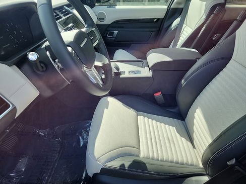 Certified 2025 Land Rover Discovery S image 23