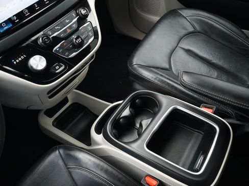 Used 2022 Chrysler Pacifica Touring-L FWD image 15