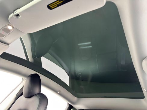 Used 2022 Tesla Model Y Long Range image 12