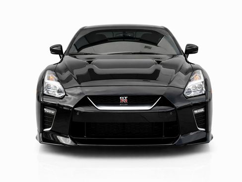Used 2021 Nissan GT-R Premium image 2