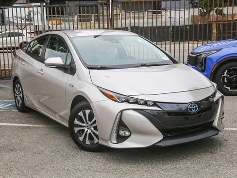 Used 2022 Toyota Prius Prime Limited FWD image 2