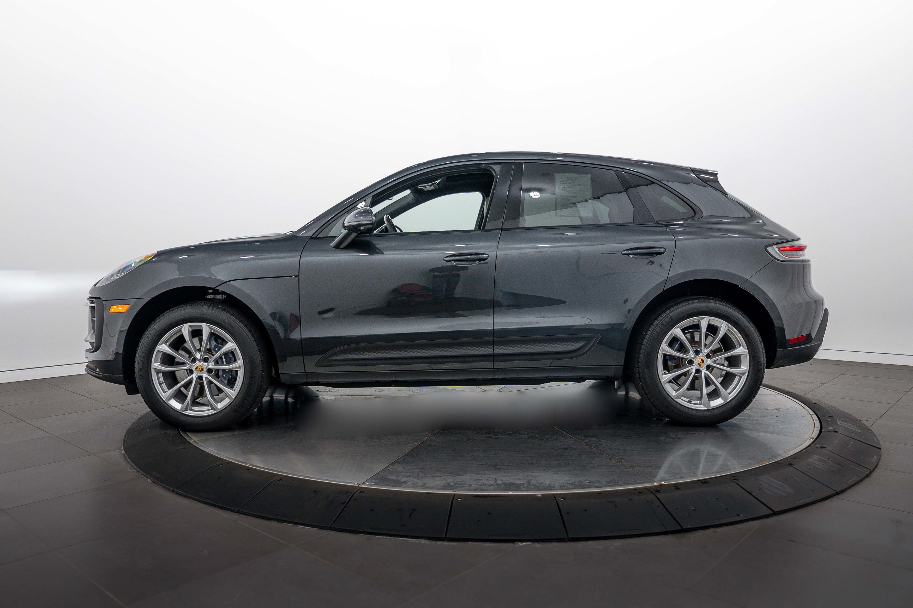 Certified 2025 Porsche Macan AWD/4WD image 2