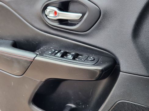 Used 2019 Jeep Cherokee Trailhawk w/ Cold Weather Group image 19