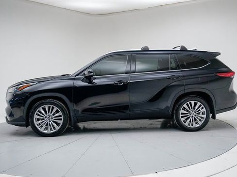 Used 2022 Toyota Highlander Platinum image 2